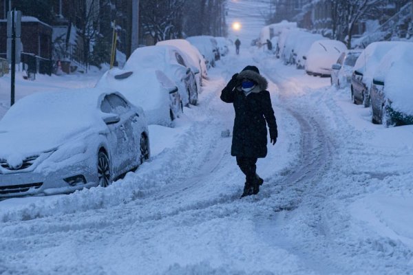 Al menos cinco personas murieron tras una tormenta invernal y un tornado