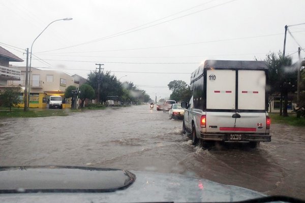 Evacuados y anegamientos por intensas lluvias en Mar del Plata