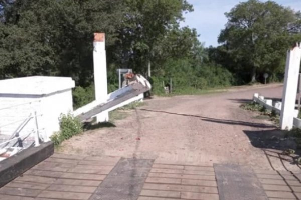 Vehículo destrozó parte del puente Pexoa