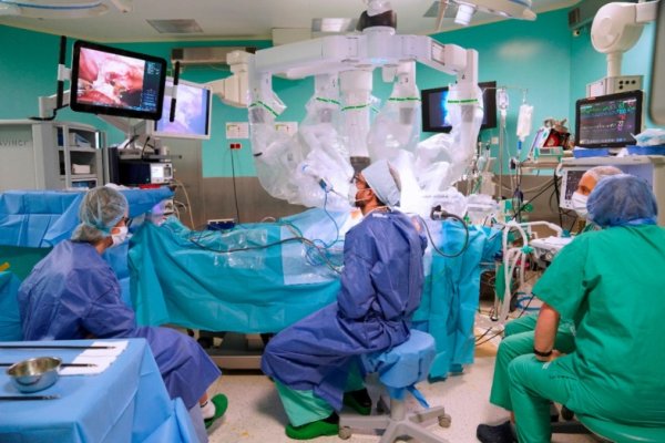 Por primera vez un robot quirúrgico extirpó un tumor a una paciente despierta