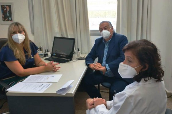 Cassani entregó proyecto de Ley Oncopediátrica a profesionales del Hospital Juan Pablo II