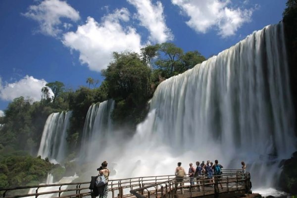 Buscan a un hombre que cayó desde una pasarela de las Cataratas del Iguazú