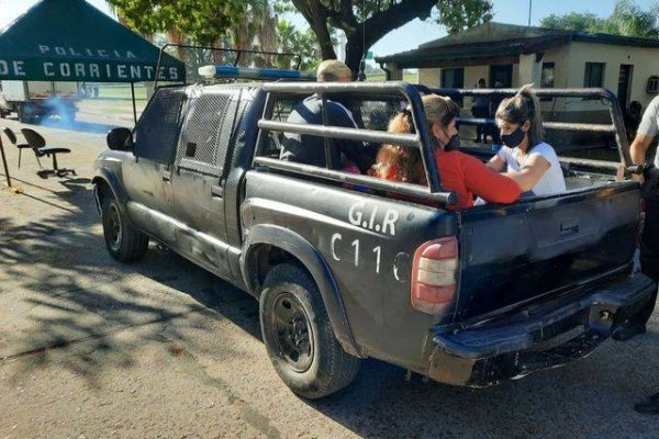 Cruzaron el rio Paraná en canoa para evitar los controles sanitarios