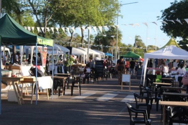 Artesanos y emprendedores en la costanera durante el fin de semana