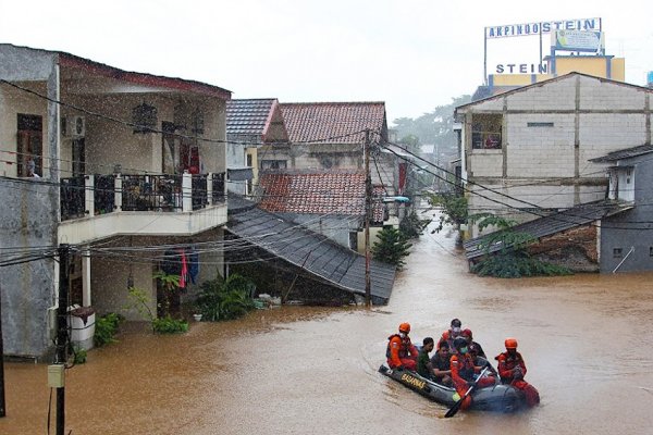 Las inundaciones provocadas por intensas lluvias obligan a evacuar a cientos de personas en Yakarta