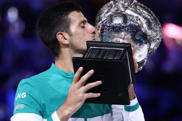 Djokovic aplastó a Medvedev y ganó su noveno Abierto de Australia