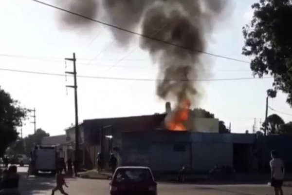 Voraz incendio en un verdulería de Capital