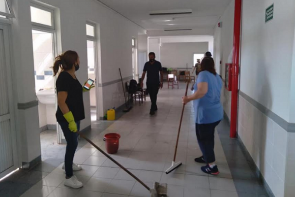 Drama docente: Maestros limpian escuelas en medio de la Pandemia