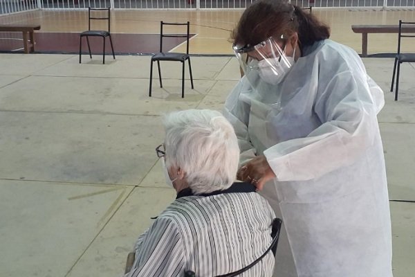 Continúa la vacunación para mayores de 65 años en Corrientes