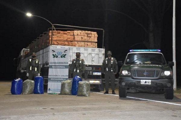 Secuestran más de 67 kilos de hojas de coca ocultos entre tablas de madera