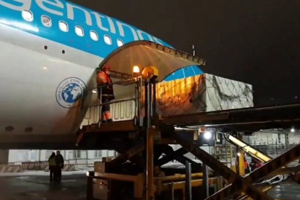 Parten dos vuelos de Aerolíneas a buscar más dosis de la vacuna Sputnik V a Rusia