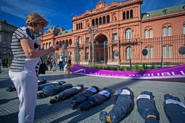 La macabra instalación de bolsas mortuorias en la marcha opositora