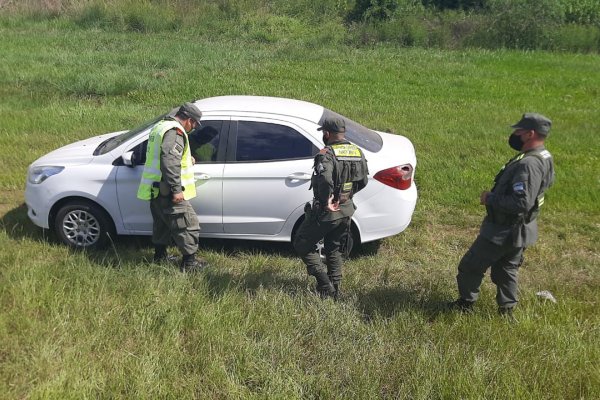 Evadió un control y abandonó su auto con 30 kilos de droga