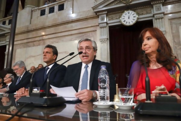 Alberto Fernández le da el toque final a su discurso en la Asamblea Legislativa