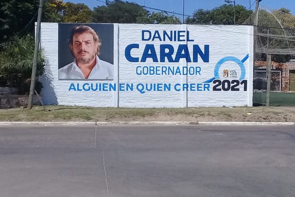 Marcando presencia: Gigante cartel de 