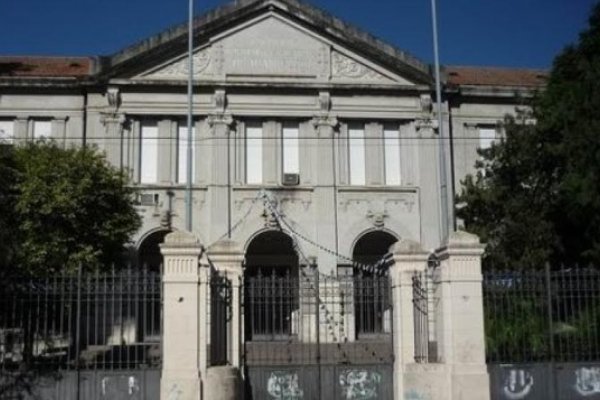 Escuela Normal inició las clases sin agua y con baños sin reparar