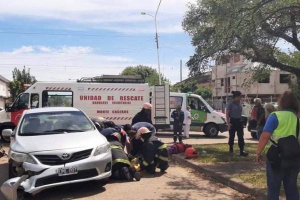 Un motociclista murió tras chocar con el auto que conducía su padre