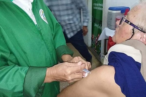 Empieza la vacunación a docentes de 45 a 49 años