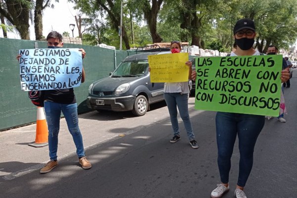 Docentes autoconvocados se manifestaron frente a Casa de Gobierno