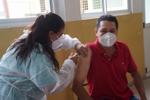 Alegría del primer docente vacunado en Corrientes