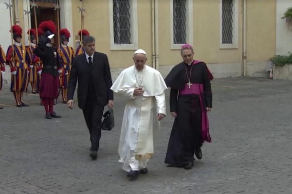 Monseñor Canecin pide acompañar al Papa en la oración