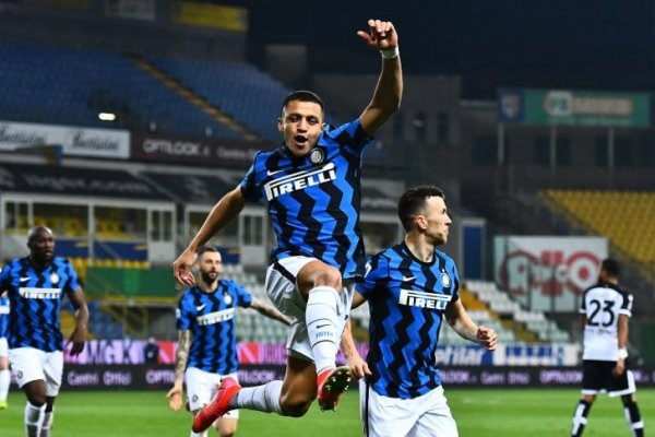 Inter derrotó a Parma por el doblete de Alexis Sánchez