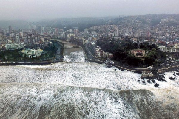 Ordenan evacuar a pobladores costeros de Chile por alerta de tsunami