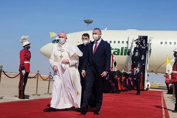 El papa Francisco llegó a Irak e inició una visita histórica y riesgosa