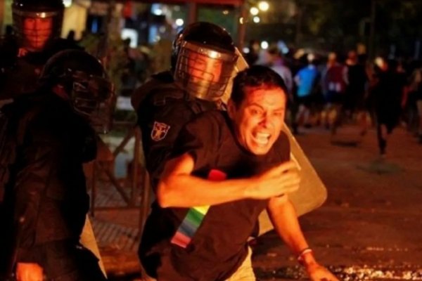 Violenta represión durante una protesta contra el manejo de la pandemia en Paraguay