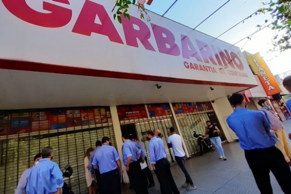 Corrientes: Protesta de los empleados de Garbarino por la pérdida de la fuente laboral