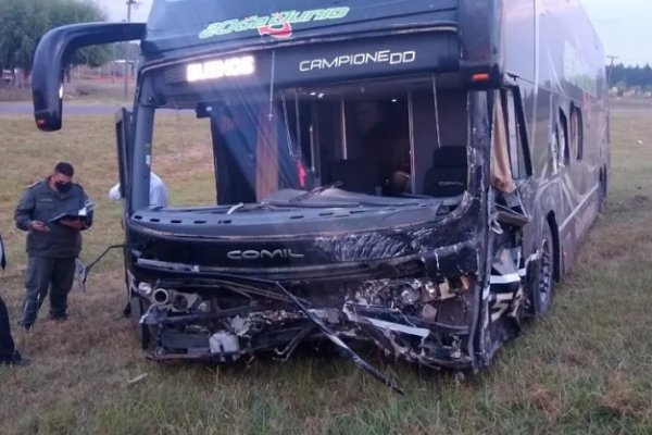 Ruta 9: Un micro chocó con un auto y hay al menos tres muertos