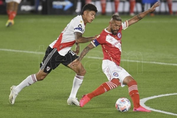 Argentinos le ganó a River sobre el final del partido