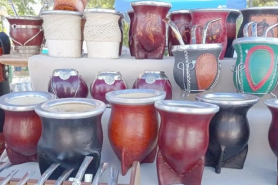Feria de artesanos en la plaza Cabral y en Punta Tacuara