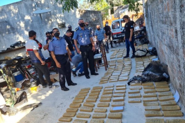 Policías investigaban un robo y hallaron casi 300 kilos de droga