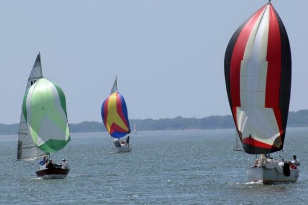 Se corre la regata travesía Dia de la Mujer