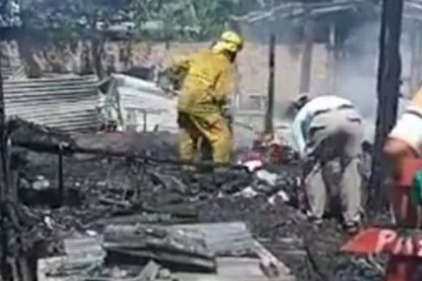 Familia quedó con lo puesto tras un incendio que destruyó su casa