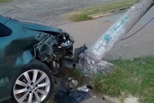 Un auto derribó una columna de hormigón armado y dejó sin luz a Itatí