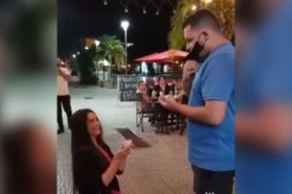 Le propuso matrimonio a su novio en plena peatonal Junín y se volvió viral