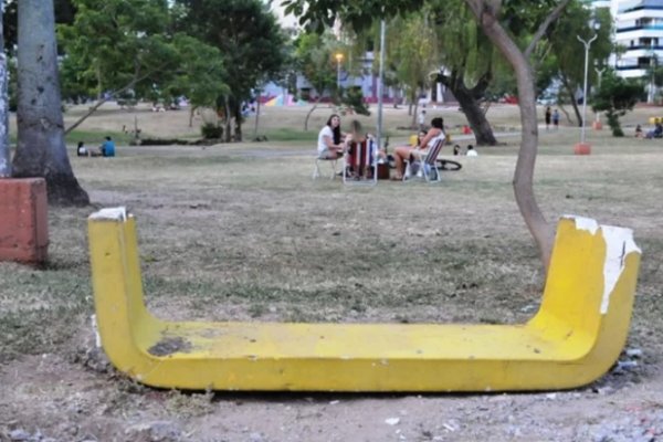 Parque Cambá Cuá: Hombres rompieron los bancos de cemento