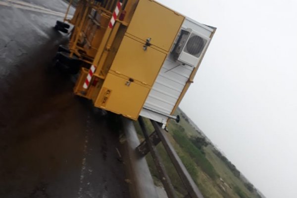 Una fuerte ráfaga de viento hizo volcar una casilla en Ruta 12