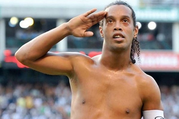 Ronaldinho estaría consumiendo mucho alcohol tras la muerte de su madre