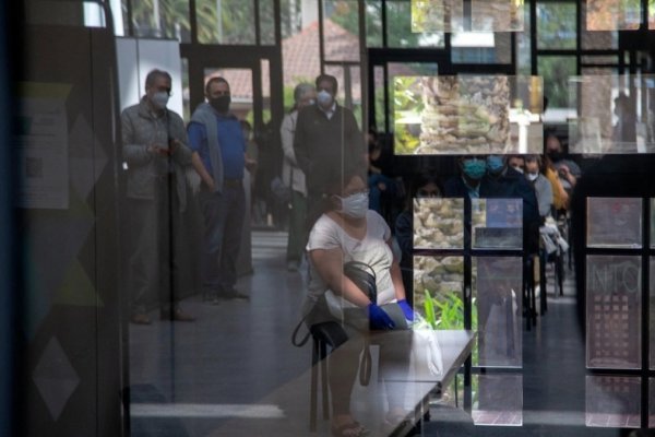 Chile admite errores sensibles en la campaña de vacunación