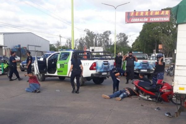 Motochorros chocaron contra un camión cuando intentaban huir