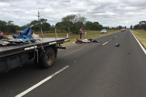 Motociclista murió tras embestir un camión parado en Ruta 12