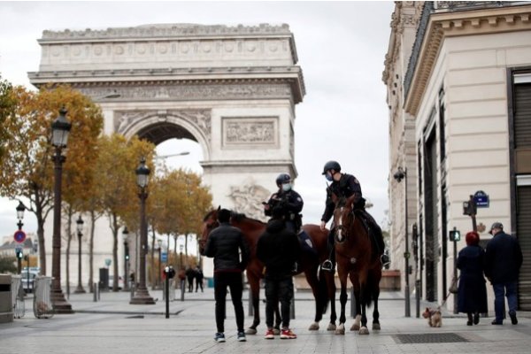 El gobierno francés ordenó el confinamiento de París y otras regiones durante un mes