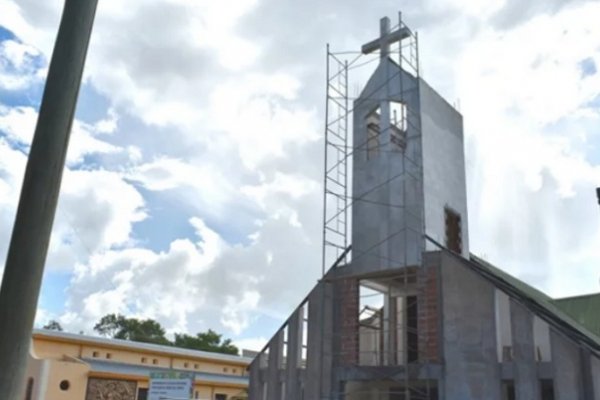 Construyen una nueva fachada y un campanario en la iglesia