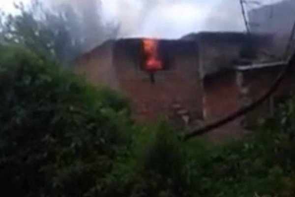 Un incendio causó pánico y consumió una vivienda