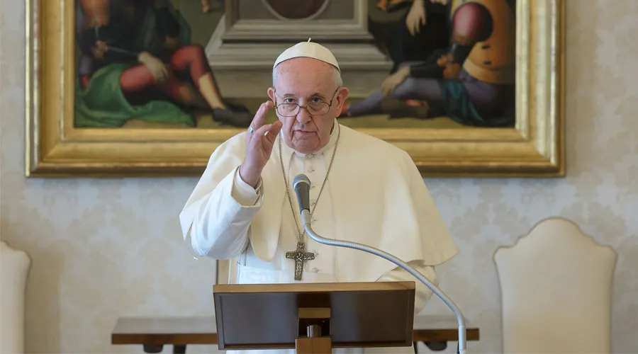 Quien muestra el signo de la Cruz debe ser coherente con el Evangelio, avisa el Papa