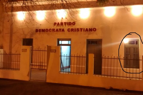 Causaron destrozos y robaron elementos en la sede de la Democracia Cristiana