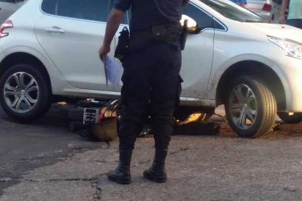 Una moto quedó incrustrada debajo de un auto